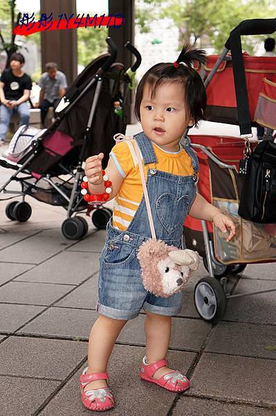 彤彤1Y4M11D-2逛街之聽音樂搖擺.jpg