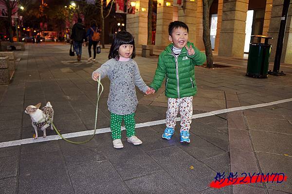彤彤2Y1M7D-8和小翔哥哥一起散步.jpg