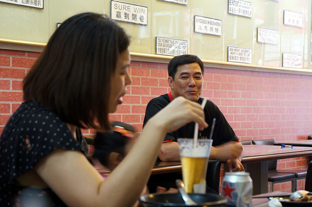 高雄亨運香港茶餐廳11-喝鹹檸七和老闆聊天.jpg