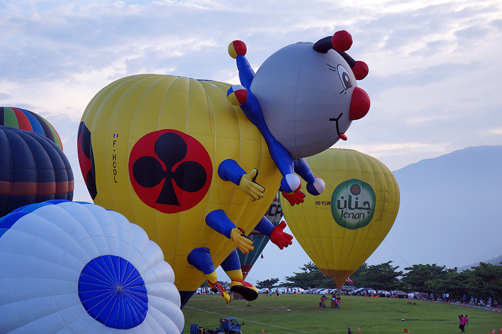 台東鹿野高台熱汽球嘉年華13造型熱氣球也充好了.jpg