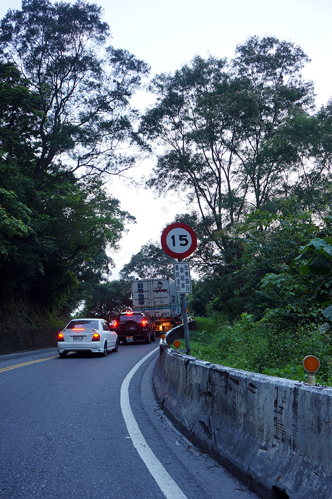 宜蘭蘇花公路上塞車.jpg