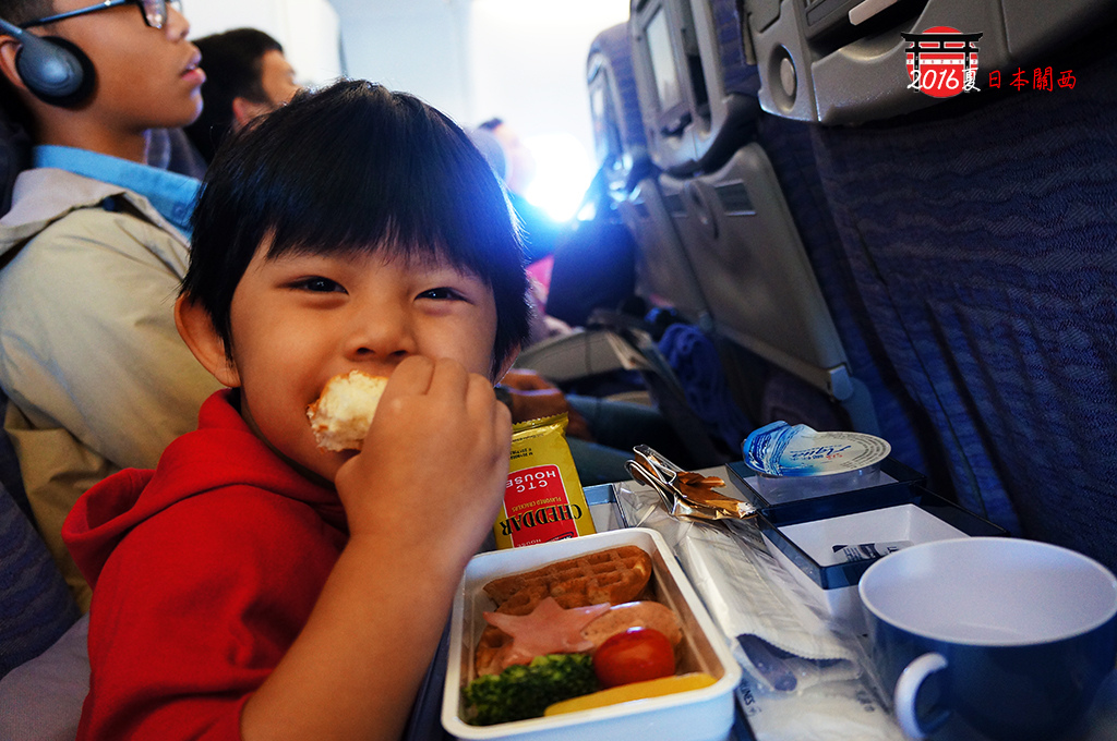 0712-004彤第一次的飛機餐只吃麵包.jpg