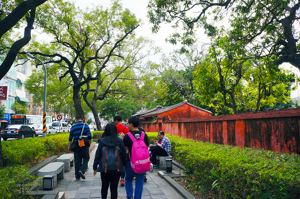 台南市中西區孔廟1之牆外街道紅綠相間.jpg