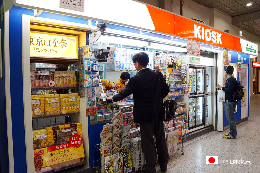 0421_174回上野車站看到這個簡易型便利商店.jpg