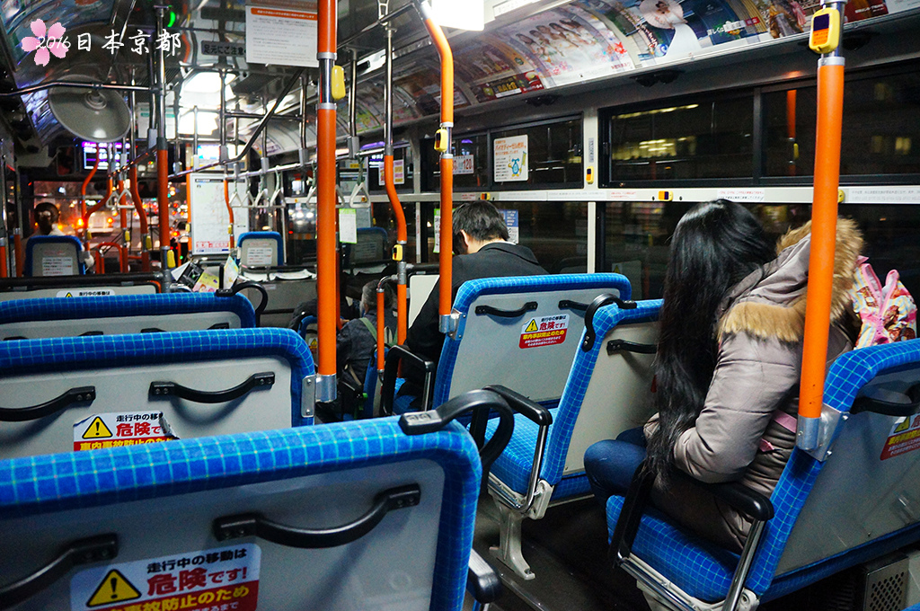 0330-135晚上快十點京都公車已經沒什麼人.jpg