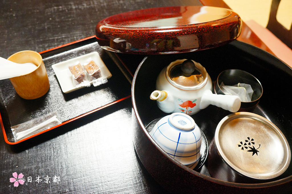 0331-020京乃宿加ぎ平房內附的茶包和茶點.jpg