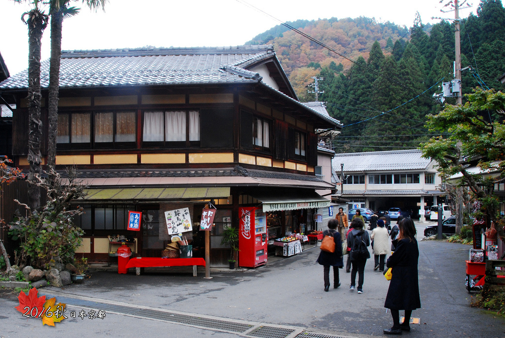 1121-115鞍馬駅對面商店街左轉後會到達鞍馬寺.jpg