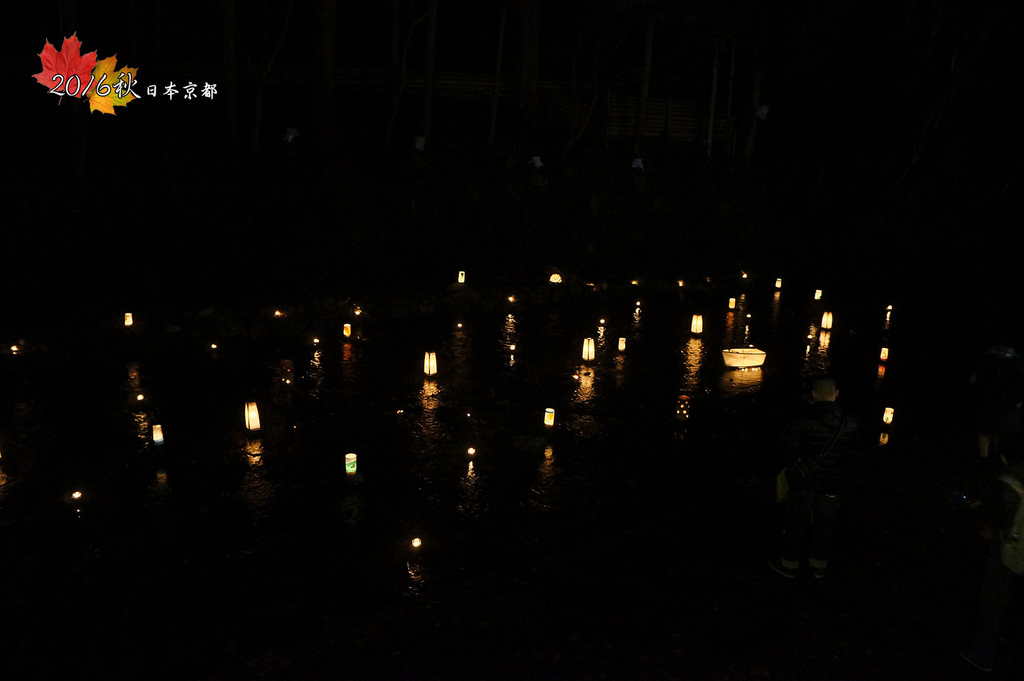 1121-165貴船川上的水燈籠燈亮了.jpg