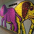 1122-024地鐵連通道上有可愛的馬賽克磚動物貼.jpg