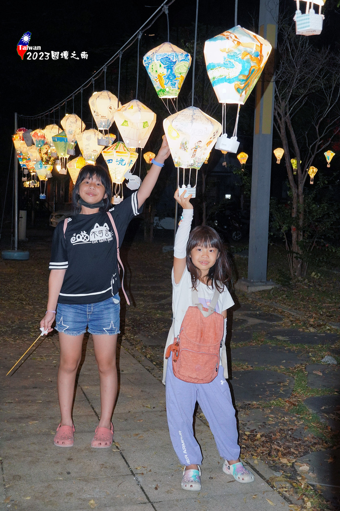 20230806家族遊155-台東鐵花村聚落的鐡花路上的彩繪氣球.jpg