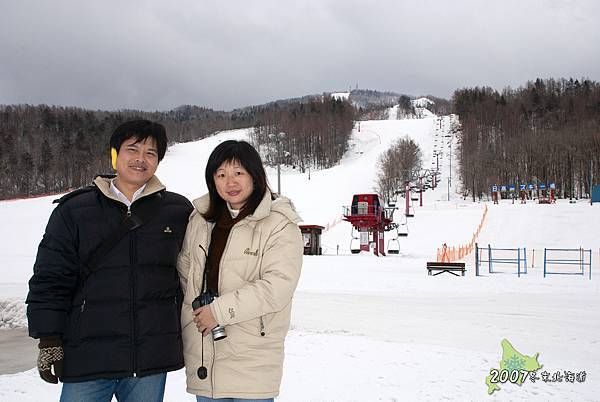 2007冬末北海道13-DAY3早上去日高國際滑雪場玩雪盆.jpg