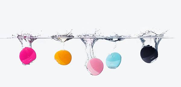 01_FOREO_LUNAmini3_GroupPhoto_Waterproof