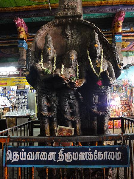 廟得主神 God Muruga和他的妻子,另一位好像是母親Parvati女神