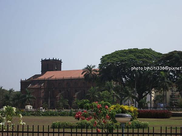 對面的Basilica