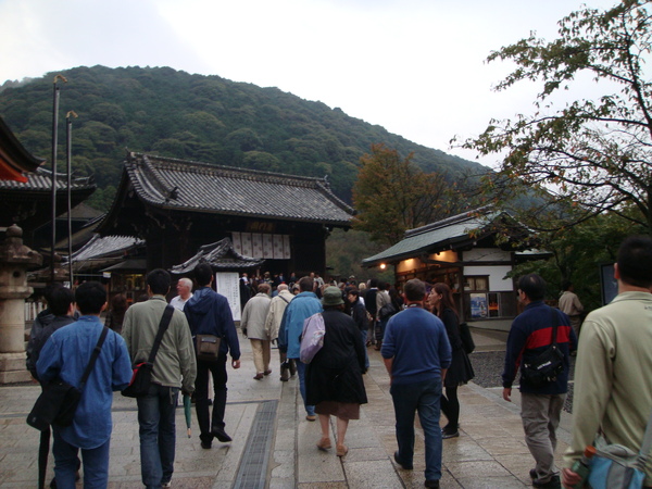 清水寺周邊。清水寺其實是一個範圍的廣稱，周邊有30幾個寺院，當然最有名是清水寺。