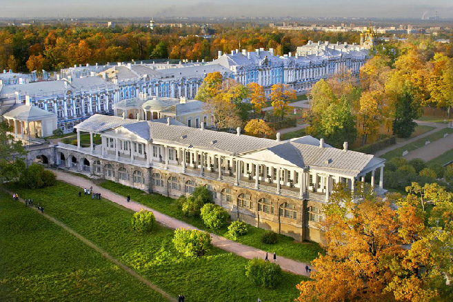 aerial-view-of-the-cameron-gallery-in-tsarskoye-selo