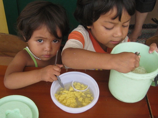 父母準備給孩子的午餐.jpg 父母準備給孩子的午餐.jpg