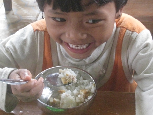 孩童在校用午餐.jpg 孩童在校用午餐.jpg