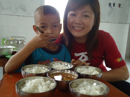 孩童快樂在校用午餐.jpg 孩童快樂在校用午餐.jpg
