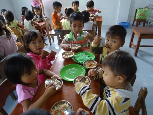 孩童快樂在校用午餐 (1).JPG 孩童快樂在校用午餐 (1).JPG