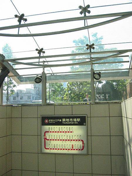 築地車站-朝日新聞大樓出口的電扶梯