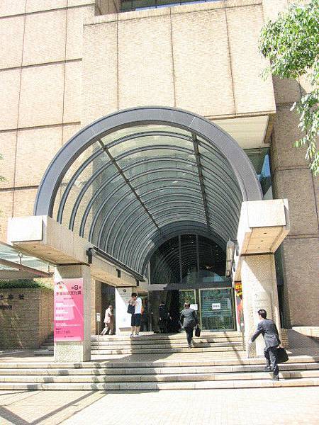 朝日新聞大樓門口