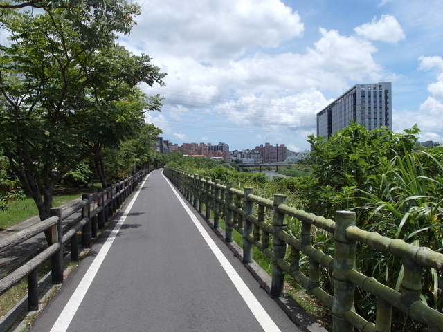 基隆河右岸自行車道_汐止段 (216).JPG