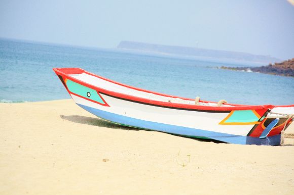 沙灘上的小舟.jpg