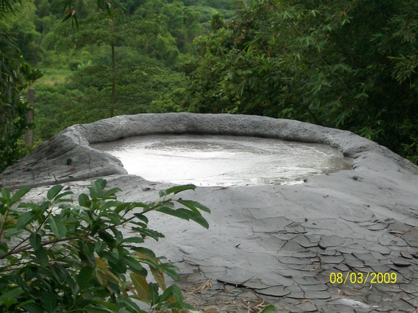 新養女湖泥火山