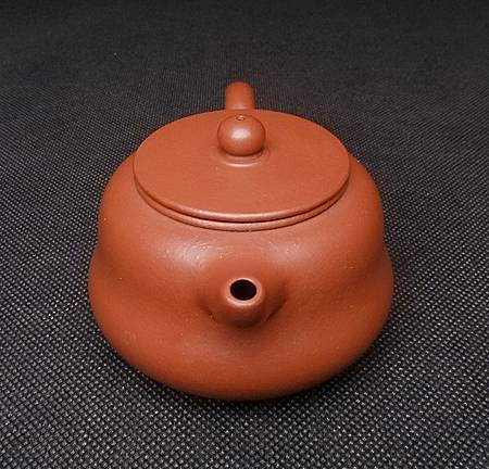 進口紫砂壼 徐小平小胡蘆壺原礦嫩黄朱泥0cc 石門雅集進口紫砂盆缽 紫砂壼 罐 几桌木座 茶玩擺件 雅石