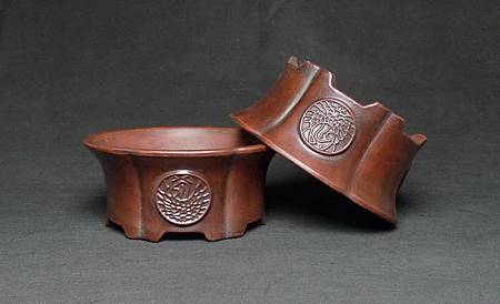 【進口紫砂盆】紅清水泥 -中品-摹古圖紋飄口抽角輪花盆11 