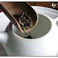 禪園翡翠軒茶坊-先用杓子將茶葉投入茶壺裡.JPG