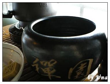 禪園翡翠軒茶坊-泡過無味之茶葉倒入陶缸裡.JPG