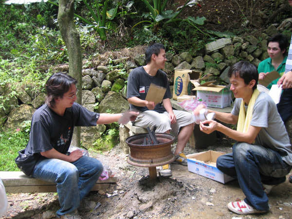 努力烤肉中.....