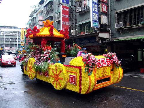 新莊頭前安國宮神轎花車