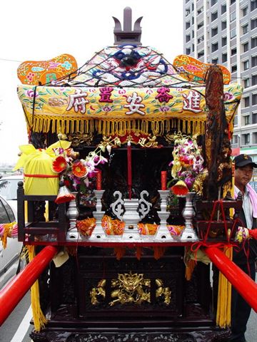 台西崙豐進安府神轎