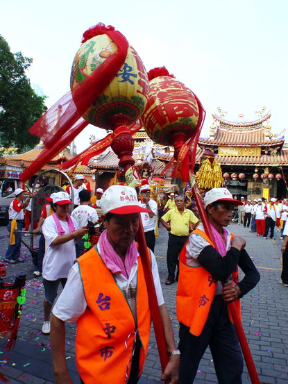 台中十甲都城隍廟--托燈