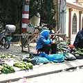 墓園外面 主要賣的簿是祭拜用品 而是賣菜