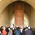 明成祖的墓碑 用紅色是因為代表朱家