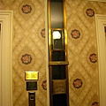 每層樓電梯旁都有投遞口　信箱會落到剛剛的皇家信箱中