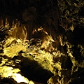 這個洞穴特別的是 它是大理石洞 而不是石灰岩洞