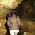 洞穴內的路 崎嶇難行 時時要伏低前進