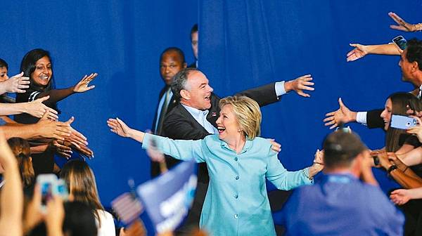 美國民主黨準總統候選人希拉蕊柯林頓和副手凱恩.jpg