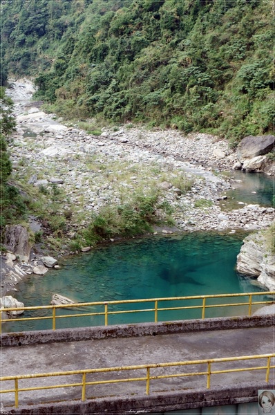 慕谷慕魚：[花蓮爆點一日遊]花蓮 慕谷慕魚~大山大石綠湖水