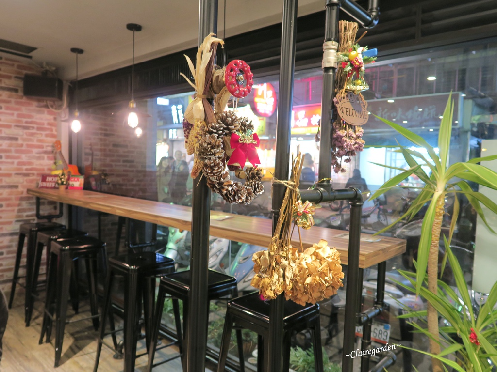 台北 捷運忠孝復興 Woo姥姥麵館~東區平價麵館。山東和四川特色麵。不一樣的小菜