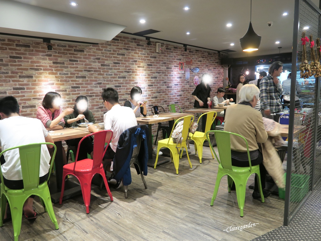 台北 捷運忠孝復興 Woo姥姥麵館~東區平價麵館。山東和四川特色麵。不一樣的小菜