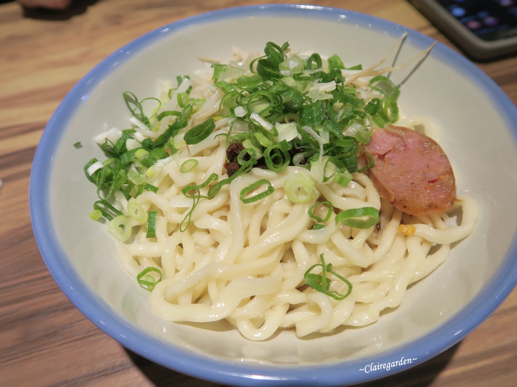 台北 捷運忠孝復興 Woo姥姥麵館~東區平價麵館。山東和四川特色麵。不一樣的小菜