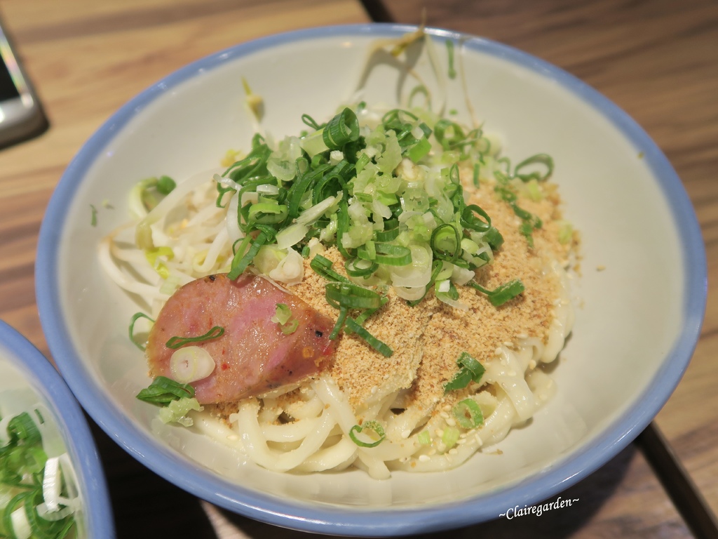 台北 捷運忠孝復興 Woo姥姥麵館~東區平價麵館。山東和四川特色麵。不一樣的小菜