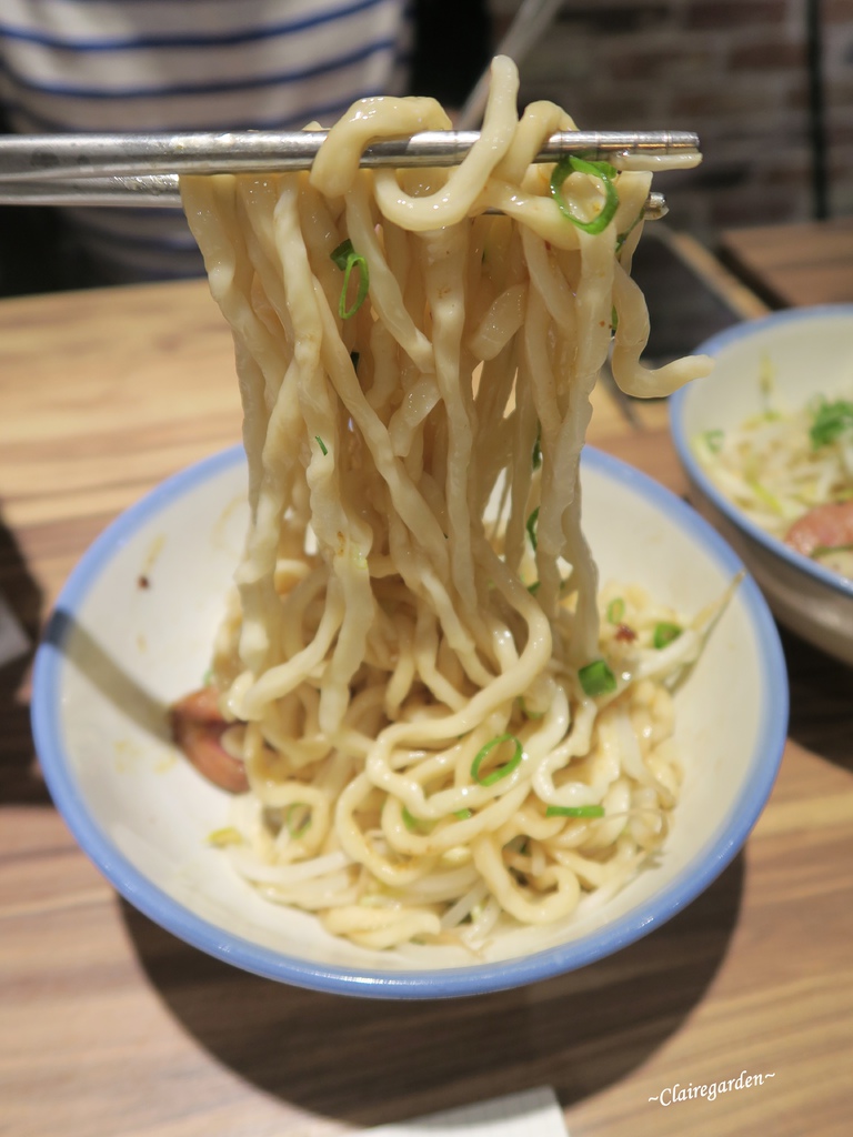 台北 捷運忠孝復興 Woo姥姥麵館~東區平價麵館。山東和四川特色麵。不一樣的小菜