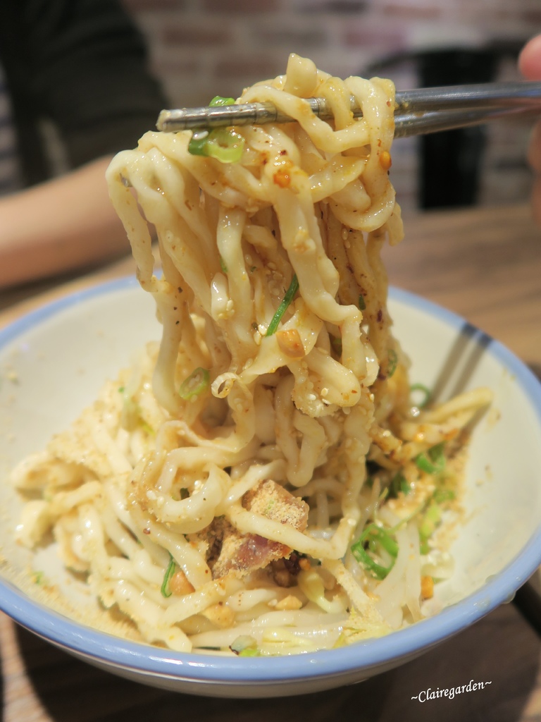 台北 捷運忠孝復興 Woo姥姥麵館~東區平價麵館。山東和四川特色麵。不一樣的小菜